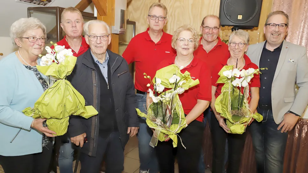 Seit 25 Jahren gehören sie zur Fehntjer Spölkoppel und wurde von Andree Winkler (r.) geehrt (v.l.): Henny Meyer, Harald Tinnemeyer, Didi Meyer, Dieter Lange, Luise Winkler, Theo Engelbert und Marlies Pepe. Foto: Passmann