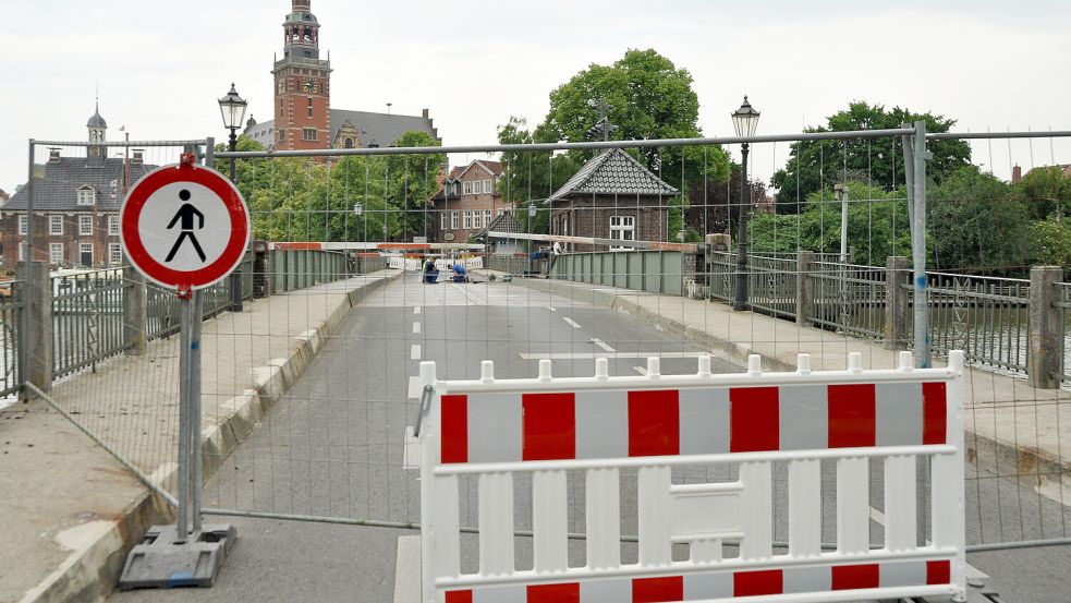 Im Juni 2023 war die Dr.-vom-Bruch-Brücke (Rathausbrücke) gesperrt, weil sie grundlegend untersucht wurde. Foto: Wolters/Archiv