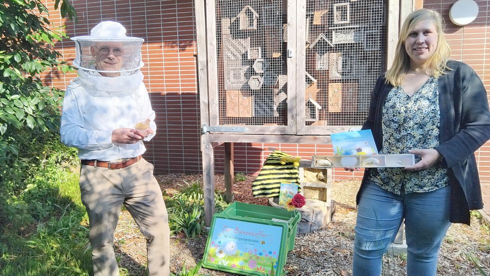 Dr. Sören Petershans und Imke de Haan vom EBZ Potshausen freuen sich über den Bienenkoffer.