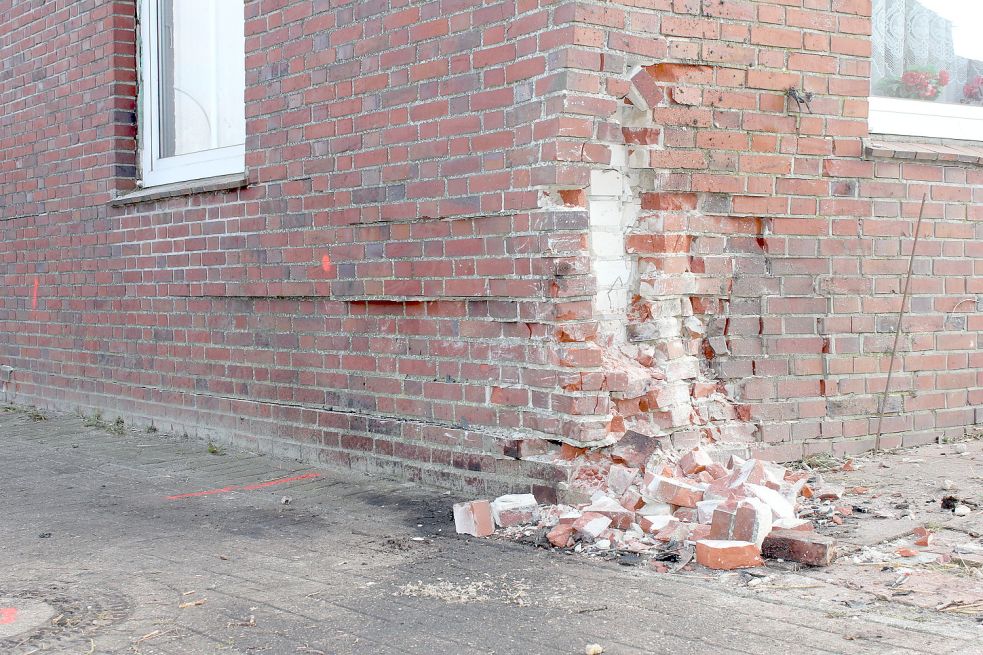 Der Autofahrer erwischte mit seinem Wagen eine Ecke des Hauses und verschob dadurch den Giebel. Foto: Böhmer