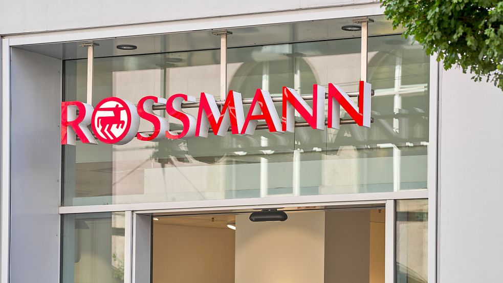 Die Drogeriekette Rossmann verzeichnete ein deutliches Wachstumsplus im vergangenen Jahr. Welchen Effekt hat das auf das Gehalt der Angestellten? Foto: CHROMORANGE | Michael Bihlmayer