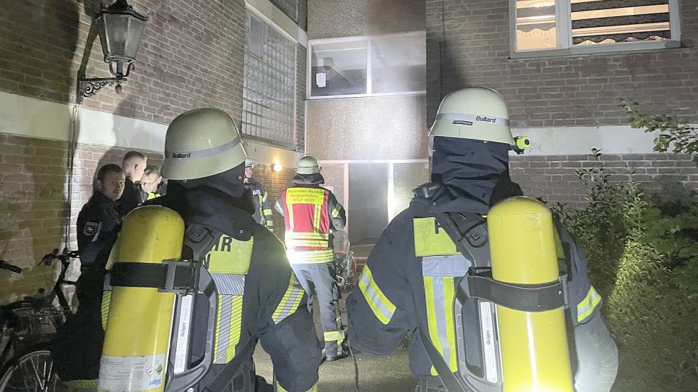 Über einen Seiteneingang verschaffte sich die Feuerwehr Zugang zum Haus. Foto: Feuerwehr Norden