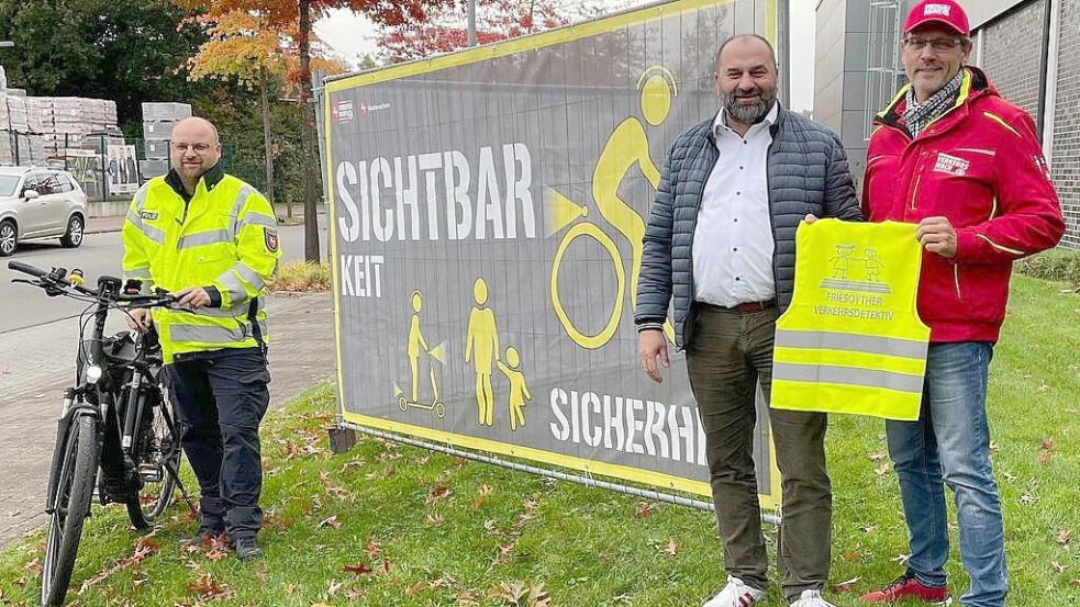Polizeioberkommissar Markus Dröge (von links), Bürgermeister Sven Stratmann und Achim Wach, Geschäftsführer der Kreisverkehrswacht Cloppenburg, wollen Radler in Friesoythe für die Gefahren in der dunklen Jahreszeit sensibilisieren. Foto: Stix