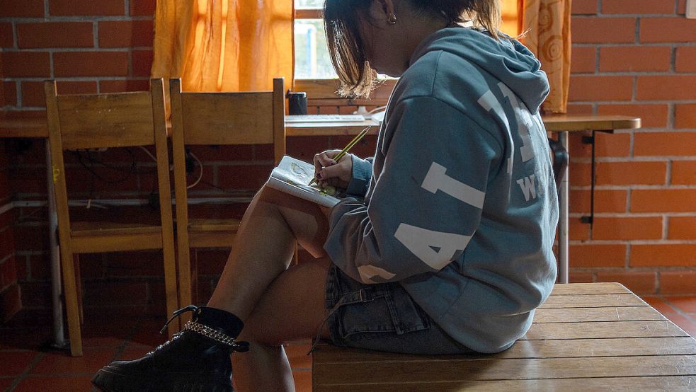 Maryans Flucht aus Venezuela hätte das Ende bedeuten können, doch im SOS-Kinderdorf in Kolumbien findet die 16-Jährige erstmals Hoffnung und Vertrauen. Foto: SOS-Kinderdörfer weltweit/Jakob Fuhr