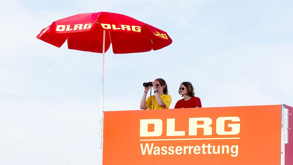 Viele Badestellen werden von der DLRG überwacht - das entbindet Eltern aber nicht von ihrer Aufsichtspflicht. Im Gegenteil: Die Badeaufsicht ist auf Mithilfe angewiesen. Foto: Scholz/dpa.