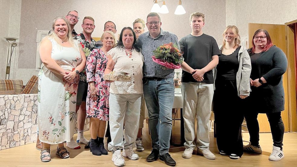 Für ihr 40-jähriges Bühnenjubiläum ehrte Barßels Bürgermeister (Mitte, mit Blumenstrauß) jetzt Anita Pastoor (6. von links). Der Bürgermeister überreichte der Regisseurin der Theatergruppe Elisabethfehn Blumen und Präsent nach der Premiere ihres neuen Stücks „De giftige Verwandtschaft“ in der Mehrzweckhalle Reekenfeld. Foto: Passmann