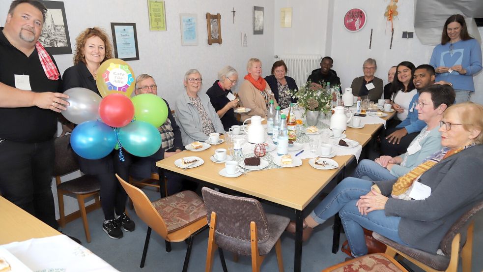 Im ehemaligen Pfarrhaus in Scharrel startete das Projekt „Cafè für Alle“ und fand sofort Anklang. Darüber freuten sich(von links) Eckhard Drees und Trudy van der Werf mit dem Maskottchen. Es wurde eng in der Teestube. Foto: Passmann