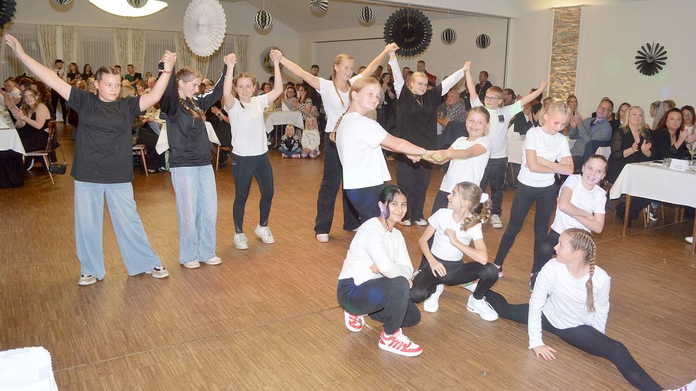 Die Teens eröffneten mit ihrer Aufführung das Vereinsfest von Viktoria Flachsmeer. Fotos: Weers