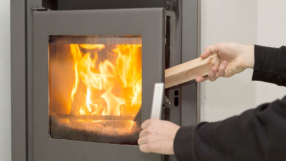Vom Bediener des Kaminofens hängt es ganz maßgeblich ab, wie viele Schadstoffe der Holzofen ausstößt. Foto: dpa/Silas Stein
