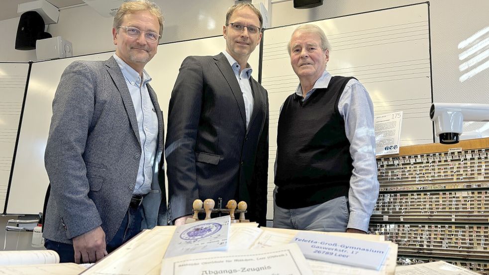 Der kommissarische Schulleiter Frank Wieligmann (von links), Lehrer Dr. Peter Vollmers sowie der ehemalige Schüler und Lehrer Dr. Rainer Kretschmer stehen in der Jubiläumsausstellung. Foto: Bothe