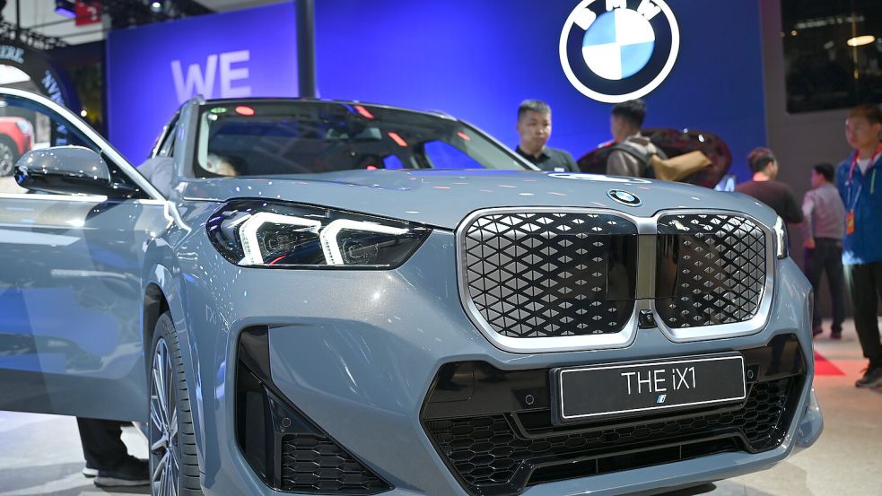 Gefragte Marke: BMW-Stand auf der Messe „Auto China“. Foto: dpa/Johannes Neudecker