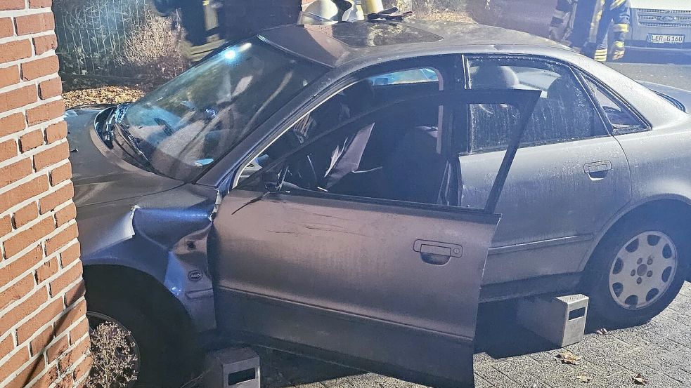 Das Fahrzeug war gegen eine Hauswand geprallt. Eine Person musste aus dem Wrack befreit werden. Foto: Frank Harms/Feuerwehr Westoverledingen