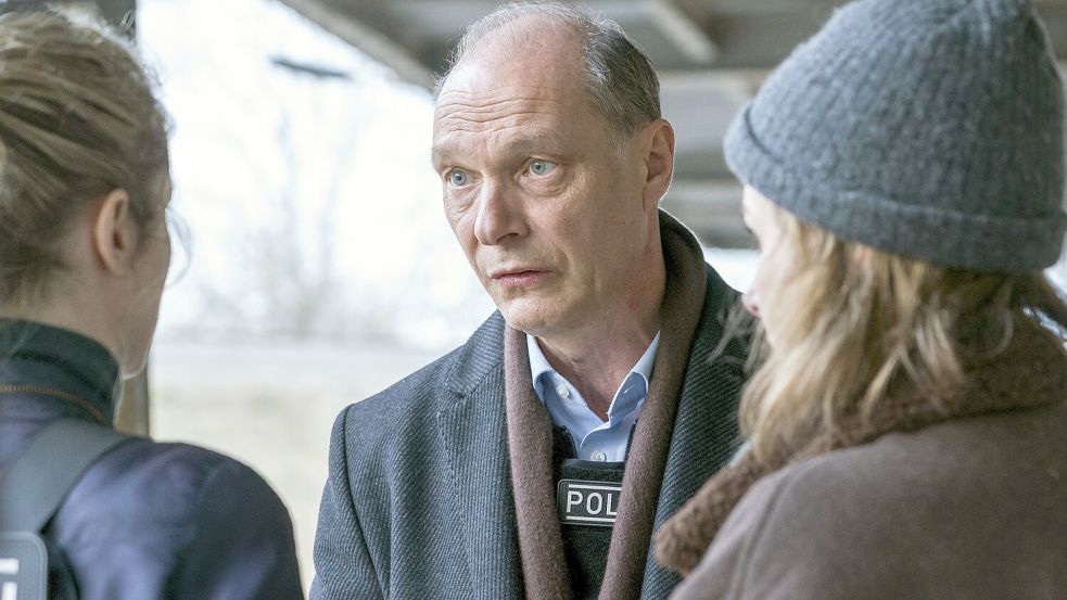 Im Foto (v.l.n.r.): Peter Schnabel (Martin Brambach), Karin Gorniak (Karin Hanczewski) und Leonie Winkler (Cornelia Gröschel) geraten im neuen „Tatort: Unter Feuer“ (Sonntag, 03. November, 20.15 Uhr im Ersten) selber unter Feuer. Foto: © MDR/MadeFor/Steffen Junghans