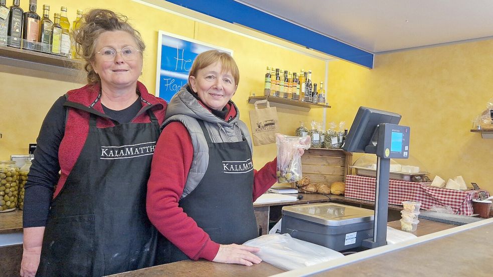 Sandra Römisch und Galina Schirmer verkaufen am Kalamatthi-Stand Oliven und andere mediterrane Spezialiäten. Foto: Gettkowski