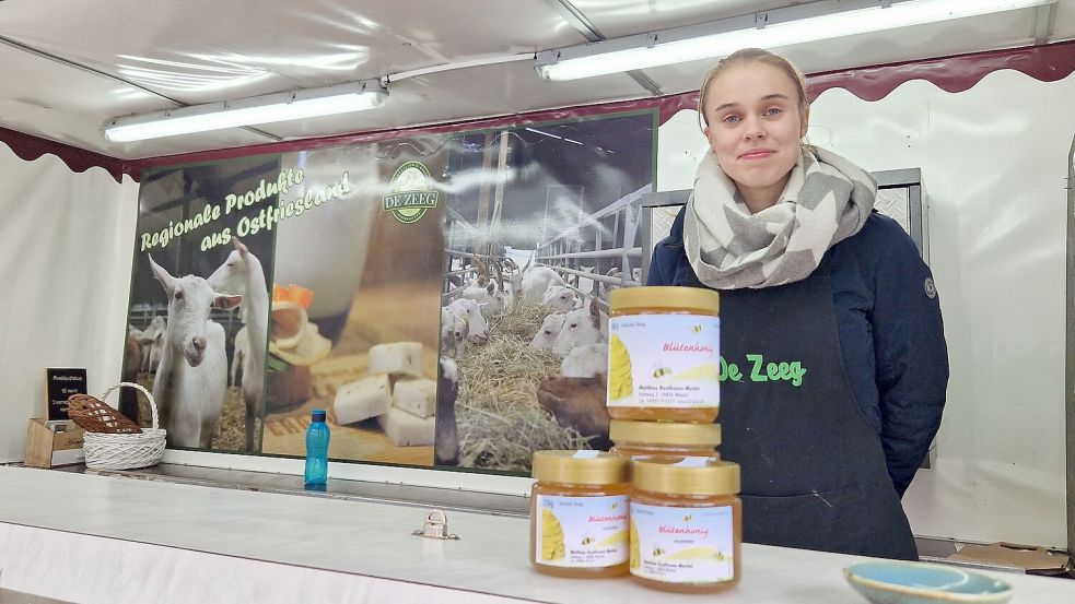 Melissa de Kloet freut sich über den Zuspruch der Kunden über den Ziegenkäse aus eigener Produktion. Foto: Gettkowski