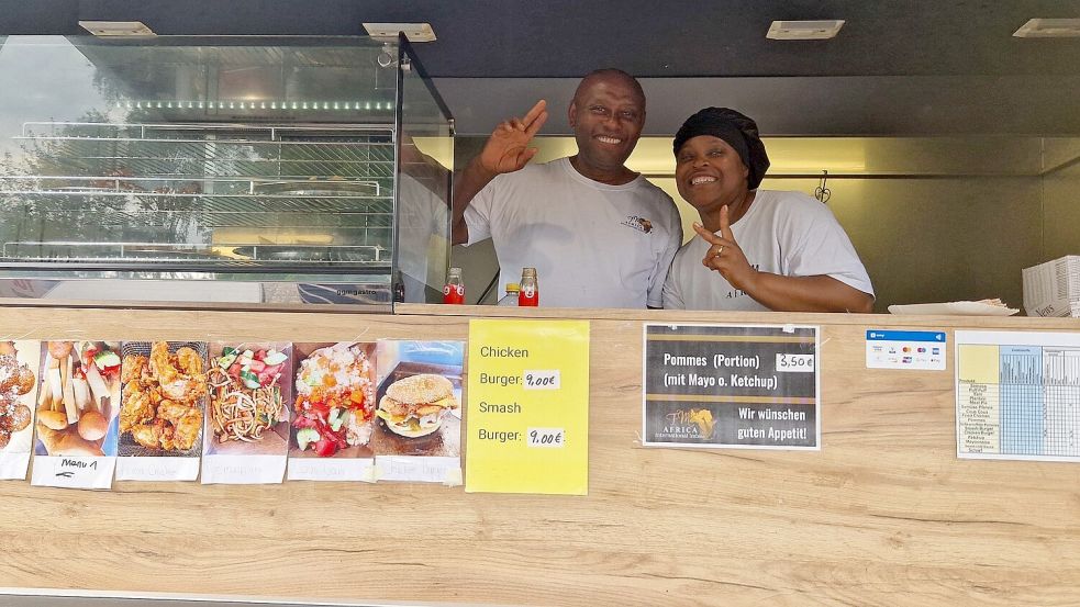 Felix und Magdalena Ike haben auf dem Nachmittagsmarkt in Weener bereits zahlreiche Stammgäste mit ihrem Streetfood-Truck und afrikanischem Fingerfood gefunden. Foto: Gettkowski/Archiv