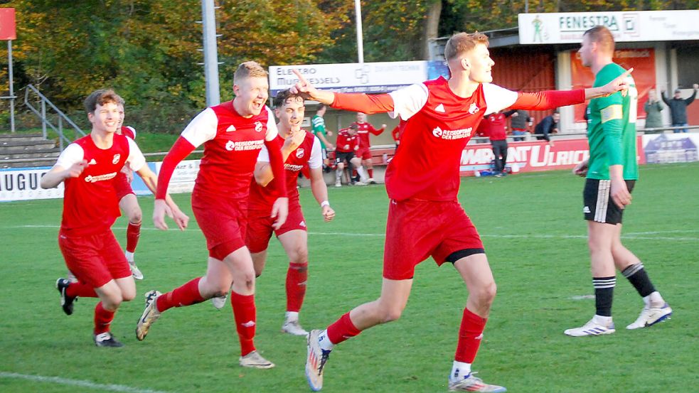 Ole Janssen (vorne) dreht nach seinem Treffer zum 3:1 zum Jubeln ab. Foto: Reemts