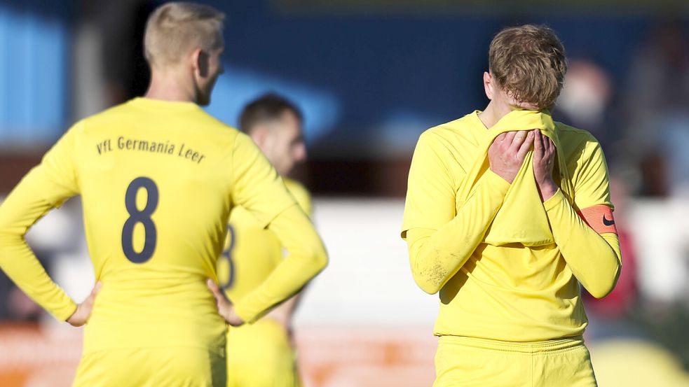Die Enttäuschung bei den Spielern von Germania Leer (links Tom Kruth, rechts Nick Kaßmann) war nach dem Spiel groß. Fotos: Doden, Emden