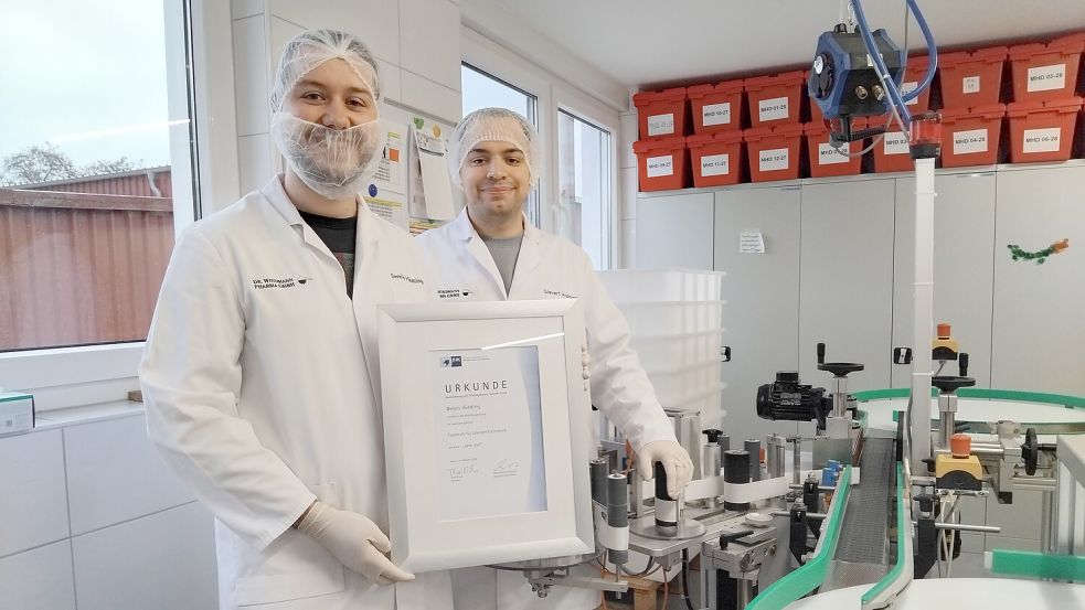 Dennis Händling (links) und Ausbilder Siebert Windmann freuen sich über die Auszeichnung durch die IHK. Foto: Scherzer