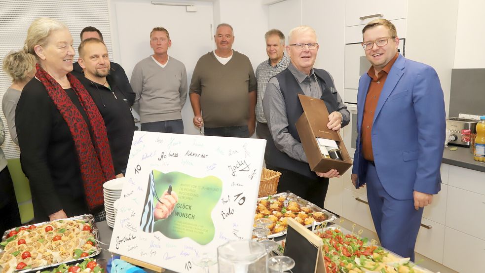 Zum Jubiläum erhielt Bürgermeister Nils Anhuth (rechts) auch Glückwünsche von seinem Stellvertreter Johannes Geesen (Zweiter von rechts). Foto: Passmann