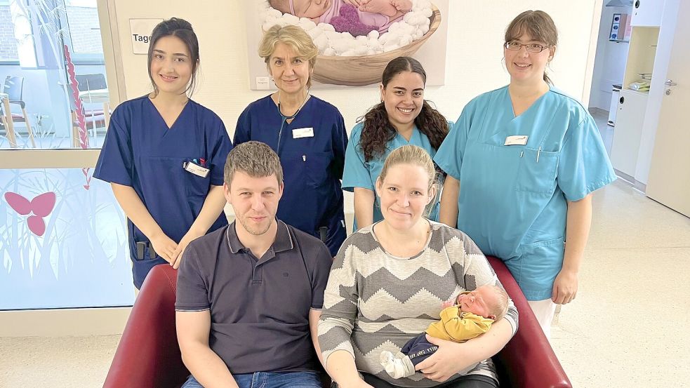 Die Eltern Saskia (30) und Michael Kramer (36) aus Flachsmeer freuen sich gemeinsam mit dem Team der Geburtshilfe auf der Eltern-Kind-Station im Marien-Hospital über ihr zweites Kind. Zu sehen sind von hinten links Lamiya Gurbanova (Assistenzärztin Gynäkologie), Tatjana Repinska (Oberärztin Kinderklinik), Dala El-Marouk (Auszubildende zur Pflegefachkraft) und Tanja Fischer (Hebamme). Foto: Marien-Hospital Papenburg-Aschendorf