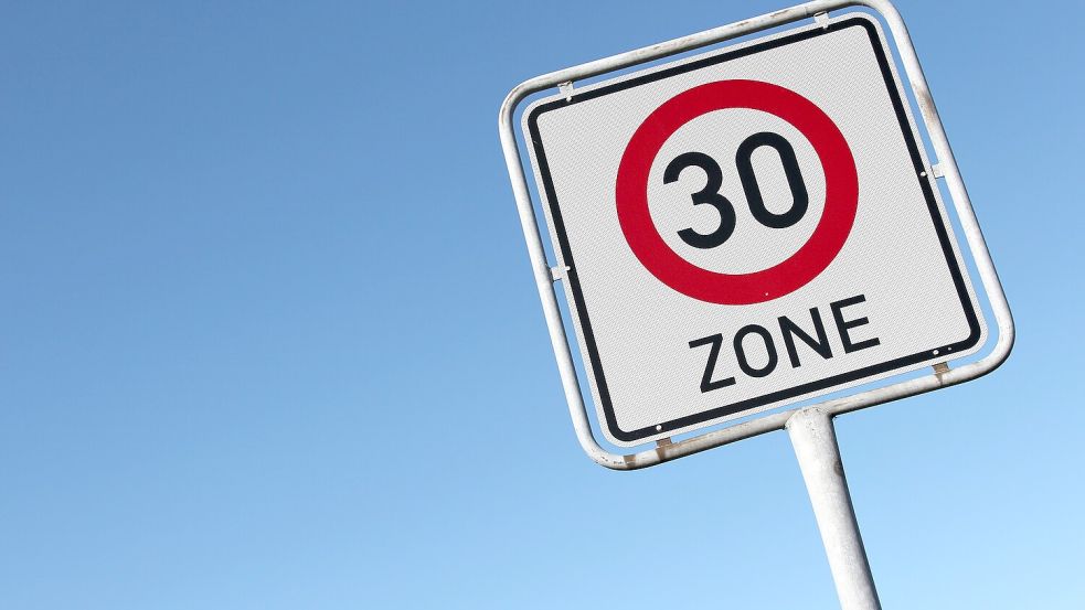 Reicht in Jheringsfehn offenbar nicht aus: Ein Tempolimit auf 30 Stundenkilometer. Foto: Bjrn Wylezich / Fotolia