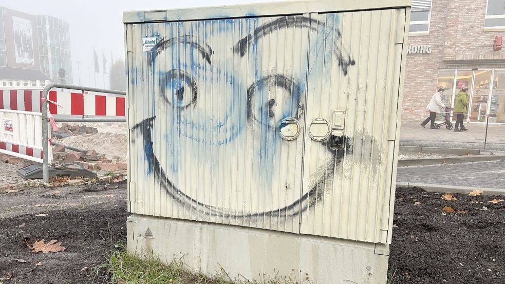 Der Schaltkasten Klotzi steht an der Hauptstraße in Ostrhauderfehn und gilt als inoffizielles Maskottchen in der Gemeinde.