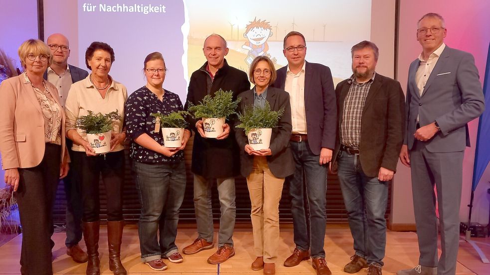 Carmen Vietor (von links, Nachhaltigkeitsbeauftragte Volksbank Westrhauderfehn), Kai Stöter (Vorstand Volksbank Westrhauderfehn), Antje de Vries (Landfrauenverein Overledingermarsch), Dana Knipper (AKSR), Ludger Mählmann (Schulleitung Schule am Osterfehn), Martina Riebenstahl (Schulleitung Grundschule Elisabethfehn West), Henrik Zein (Redaktionsleiter General-Anzeiger), Alexander Hülper (Klimaschutzmanager der Kommunen Rhauderfehn, Ostrhauderfehn und Jümme) und Uwe Brechtezende (Vorstandsvorsitzender der Volksbank Westrhauderfehn) nach der Preisverleihung des FIN-Wettbewerbs. Foto: Scherzer