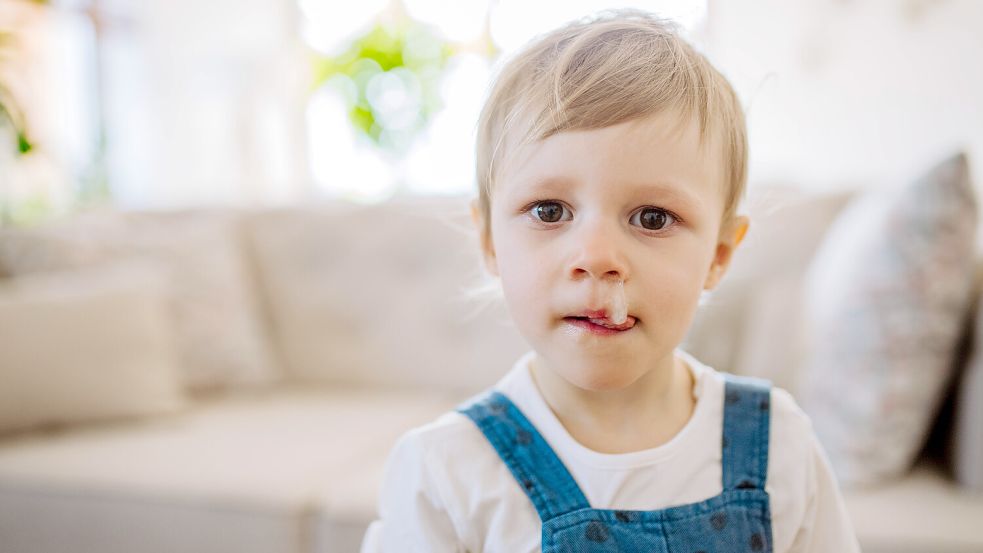 Rotznasen sind bei Kleinkindern keine Seltenheit. Wann ist für Eltern der richtige Zeitpunkt, die Kinder trotzdem in die Kita zu geben? Foto: imago/HalfPoint Images