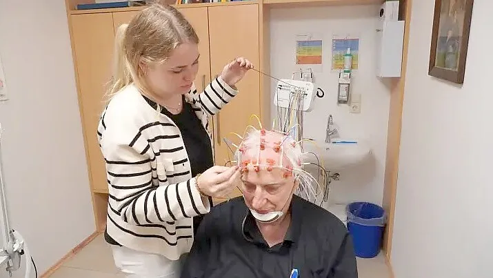 Für ein neurologisches EEG (Elektroenzephalographie) werden Hirnströme gemessen. PA Kirsten Ahlers und Dr. Volker Eissing demonstrieren, wie ein Patient dafür „verkabelt“ wird. Foto: Schade