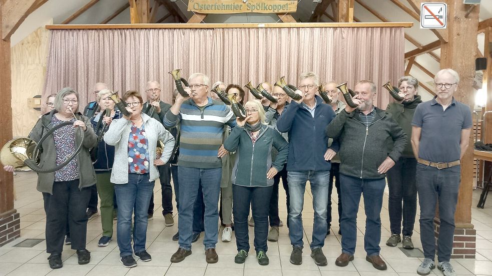 Kunibert Zirkel (auf dem Bild rechts außen) betreut mehrere Jagdhornbläsergruppen. Fotos: Scherzer