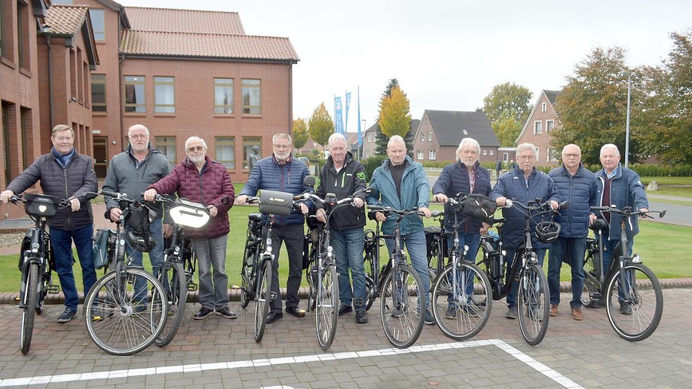 Alle 14 Tage unternehmen die „Rüstigen Rentner“ aus Westoverledingen eine Fahrradtour. Das Foto zeigt die Fahrradgruppe vor ihrer Abfahrt zur nächsten Tour (von links) Hans-Dieter Schmidt, Heino Albers, Erich Ibelings, Hermann Potthast, Hinni Schepers, Klaus Lümken, Gerd Graß, Heinz Tebben, Peter Lalk und Taleus Neumann. Foto: Weers
