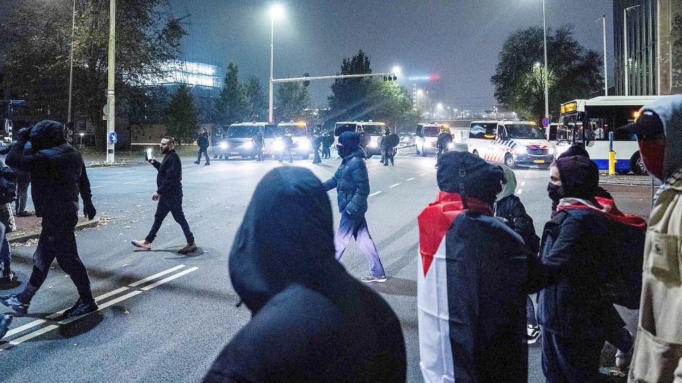 Vor den Attacken: Demonstranten bei einer pro-palästinensischen Demonstration während des Spiels Ajax - Maccabi Tel-Aviv in Amsterdam. Foto: Jeroen Jumelet / ANP / AFP