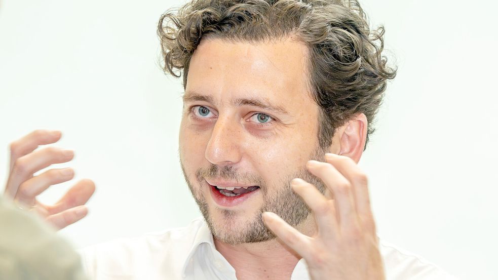 Felix Banaszak (35) kommt aus Duisburg, war schon Vorsitzender der Grünen Jugend und will am nächsten Wochenende zusammen mit Franziska Brantner den Vorsitz der Grünen übernehmen. Wir trafen ihn in seinem Bundestagsbüro in Berlin. Foto: Imago