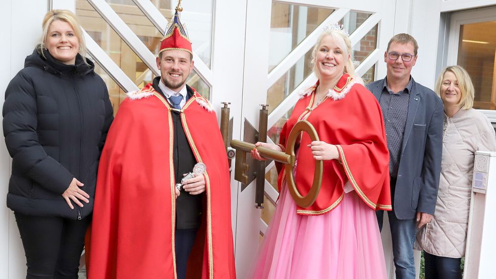 Die scheidende Prinzessin Katrin I. (Mitte) und Prinz Sven (2. von links) haben den Rathausschlüssel von den stellvertretenden Bürgermeistern (Dagmar Lammers (links) sowie (von rechts) Monika Knelangen und Rainer Fugel erhalten.