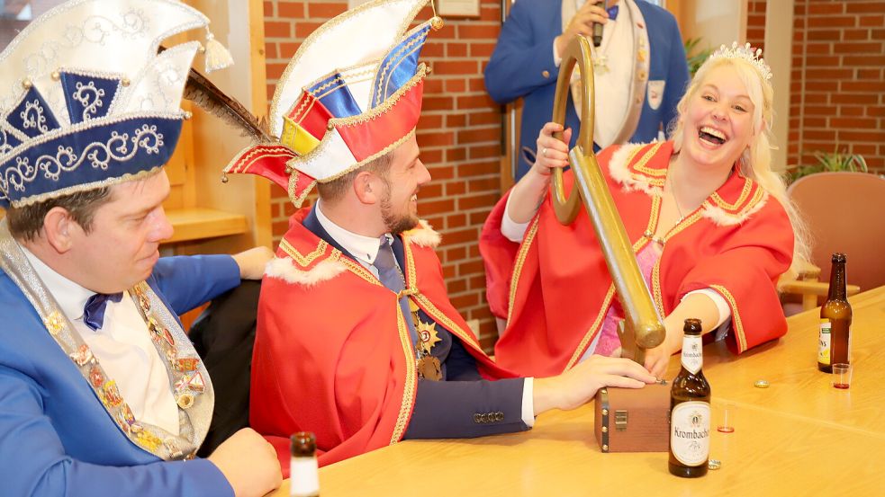 Die scheidende Prinzessin versucht, die Gemeindekasse mit dem Schlüssel zu öffnen.