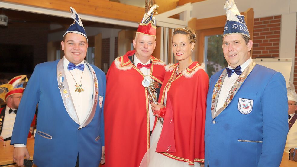 Die neue Prinzessin der KVG Ramsloh Wenche (3. von links) und Prinz Marcel (2. von links) wurden von Moderator Mario Prahm (links) und dem KVG-Vorsitzenden Michael Schmidt proklamiert.