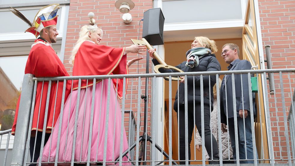 Die Schlüsselübergabe beim Ramsloher Rathaus.