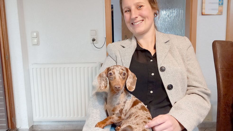 Amein Boldt mit Hundedame Rieke, die sehr verschmust ist. Foto: Scherzer