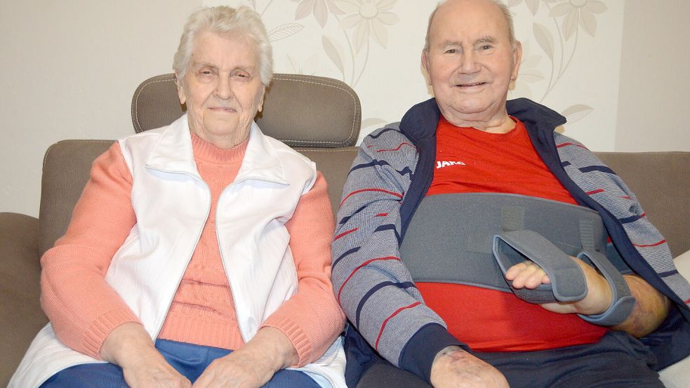 Gertrud und Hermann Hinrichs aus Klostermoor feiern am heutigen Donnerstag das Fest der eisernen Hochzeit. Da sich Hermann Hinrichs kürzlich einen Bruch des Oberarmes zugezogen hat, findet die geplante Familienfeier zu einem späteren Zeitpunkt statt. Foto: Weers