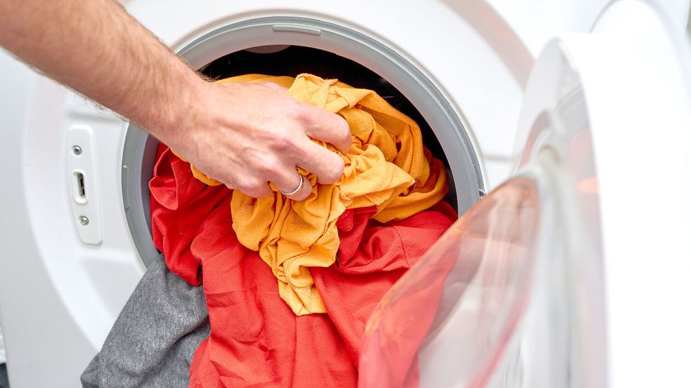 Waschen wir unsere Kleidung kaputt? Warum weniger Wäsche auch mehr sein kann. Foto: IMAGO/Bihlmayerfotografie