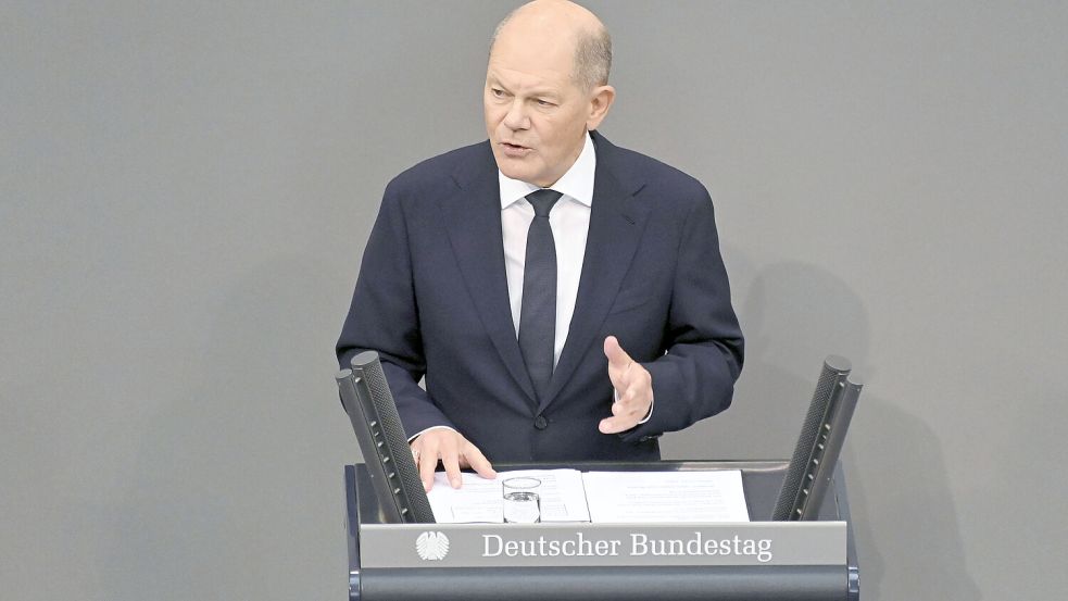 Kanzler Olaf Scholz gibt im Plenum des Bundestags eine Regierungserklärung ab. Foto: IMAGO/F. Kern/Future Image