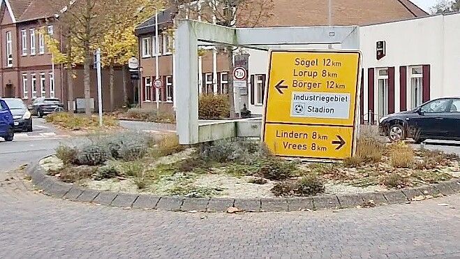 Wie ist dieses Verkehrsschild aus dem Emsland auf einen Kreisverkehr in Schüttorf gekommen? Und wer ist dafür verantwortlich. Es bleiben weiterhin Fragen. Foto: Christian Schock