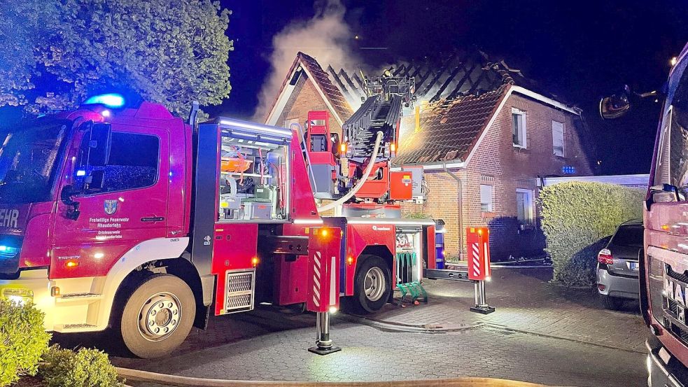 In der Nacht zum 2. Mai 2023 brannte diese Doppelhaushälfte in Rhauderfehn. Das Feuer ist zurzeit Gegenstand eines Prozesses vor dem Landgericht Aurich. Archivfoto: Janßen