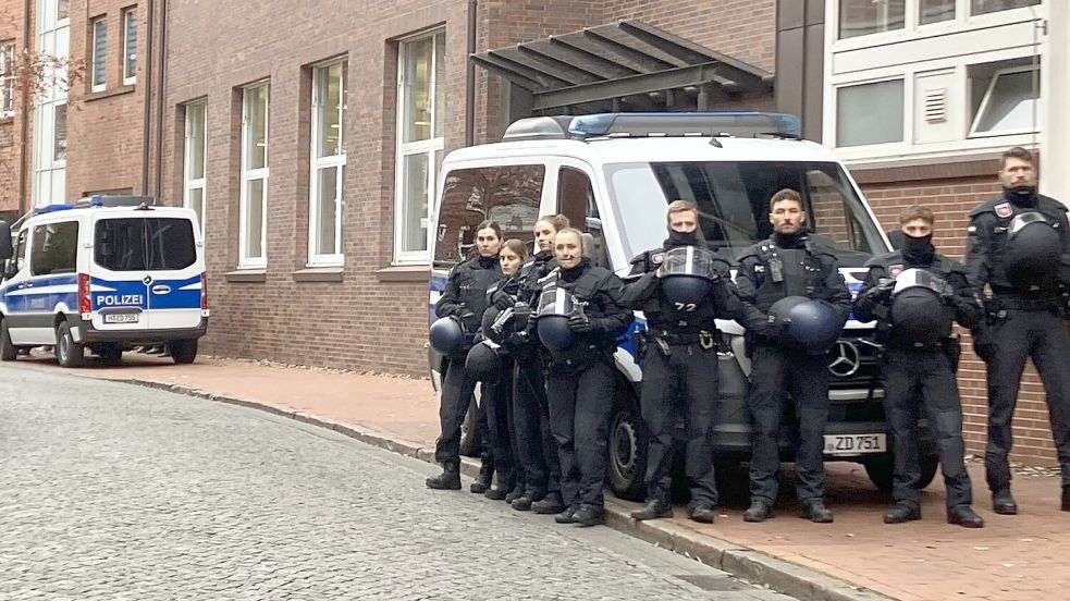 Der erste Prozesstag am Landgericht in Stade wurde von zahlreichen Polizisten begleitet. Foto: Tim Prahle