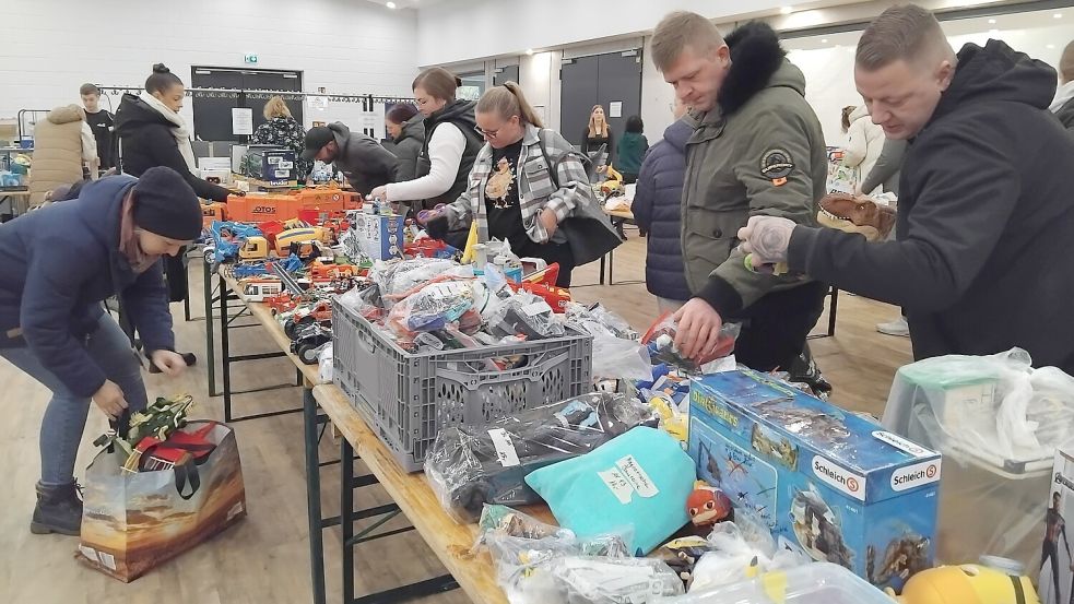 Auch Männer interessierten sich bei der Osterfehntjer Spielzeugbörse dafür, womit man dem Nachwuchs Freude bereiten kann. Die Vielfalt an Unterhaltungselektronik und anderem Spielzeug war groß. Foto: Scherzer