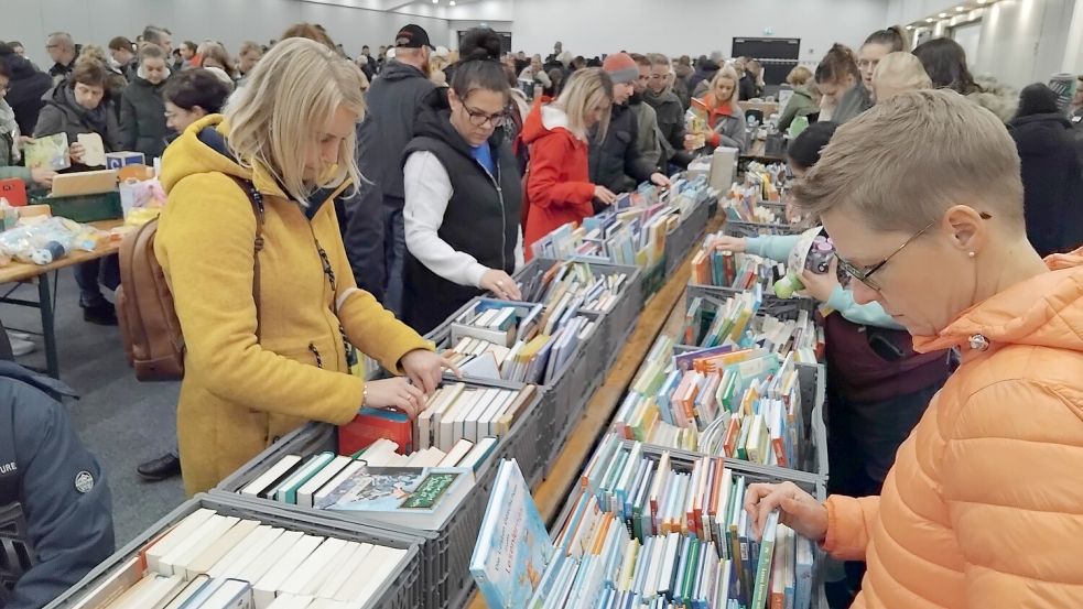 Eine große Auswahl an Kinderbüchern fesselte die Besucherinnen und Besucher der Spielzeugbörse in Ostrhauderfehn. Foto: Scherzer