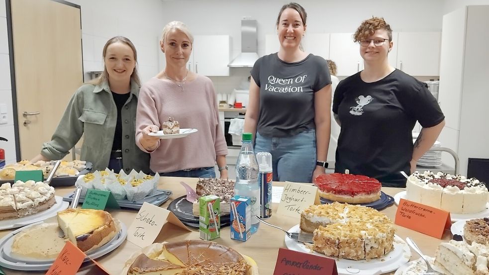 Mit selbst gebackenen Kuchen und Torten punktete das Orga-Team in der Cafeteria, die im Gemeinde- und Vereinshaus zur Spielzeugbörse stattfand. Foto: Scherzer