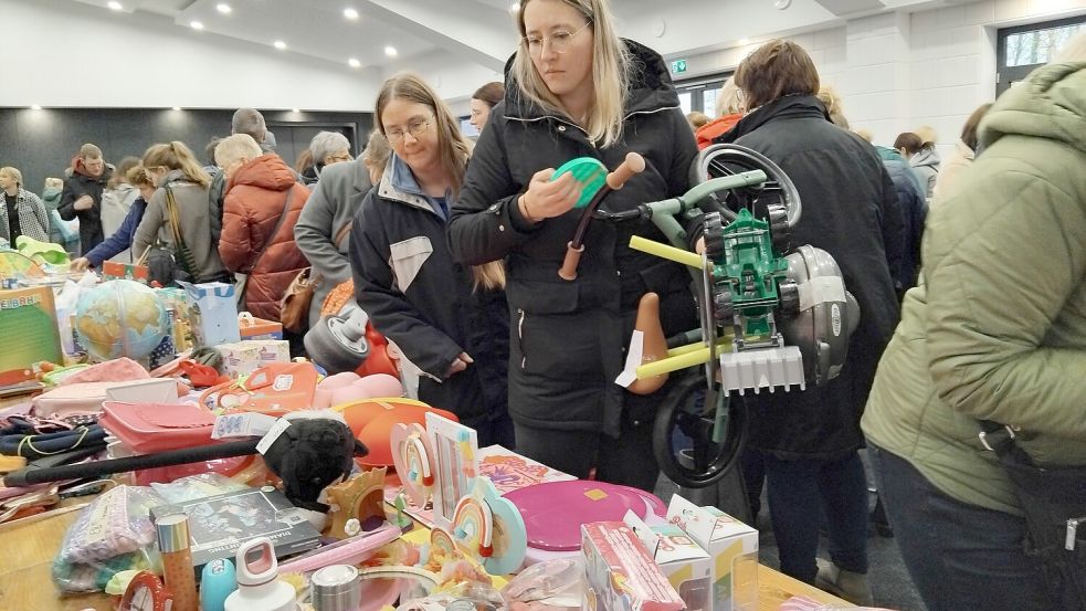 Es gab viel zu sehen und zu kaufen bei der 30. Spielzeugbörse in Ostrhauderfehn. Foto: Scherzer