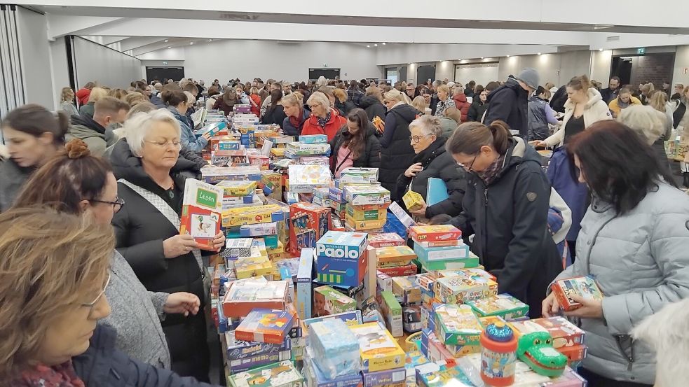900 Quadratmeter voller Spielzeug waren am Sonnabend bei der 30. Ostrhauderfehner Spielzeugbörse im Gemeinde- und Vereinshaus an der Kirchstraße zum Verkauf aufgebaut. Das lockte viele Interessierte. Foto: Scherzer